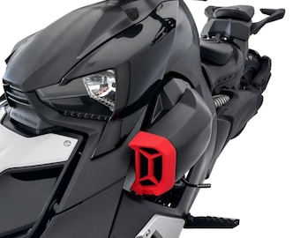 Puede incluir: Una motocicleta negra con un carenado frontal afilado y angular con un faro prominente, una entrada de aire lateral de color rojo brillante y el texto VELOCIFERO impreso en el panel frontal. El diseño incluye un asiento negro.