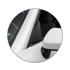 Op de afbeelding: Een wit voertuigexterieur met een zwart driehoekig sierstuk aan de basis van de A-stijl, geplaatst bij de zijspiegel. Het interieur toont een zwarte stoel en het carrosseriepaneel is afgewerkt met glanzende witte lak.