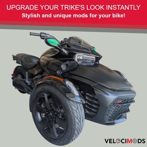 Puede incluir: Una motocicleta trike negra con tres ruedas, con un dise&ntilde;o moderno y elegante. La imagen incluye el texto "UPGRADE YOUR TRIKE'S LOOK INSTANTLY" y "Stylish and unique mods for your bike!". La marca "VELOCIMODS" tambi&eacute;n es visible.