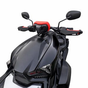 Könnte beinhalten: Ein matt-schwarzer Motorrad-Vorderbau mit einem markanten roten Lenkerpolster, schwarzen Seitenspiegeln und Handschützern. Das Design umfasst kantige Karosserieteile, eine zentrale Scheinwerfereinheit und einen weißen Kennzeichenbereich an der Basis.