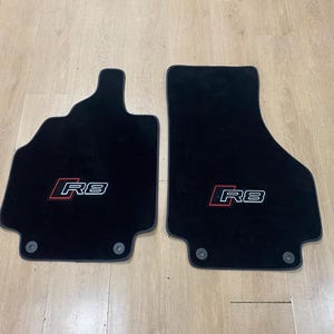 Audi R8 Type 42 2006-2015 用フロアカーマット、刺繍ロゴ、送料無料、2 枚セット、受注生産