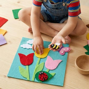 Peut inclure: Un tableau d'activités en feutrine avec une base rectangulaire bleu clair et des formes en feutrine attachées, incluant des tulipes rouges, jaunes et roses, des feuilles vertes, des nuages blancs, une coccinelle et une petite abeille.