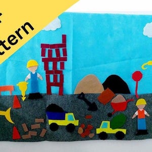 Puede incluir: Una escena de obra en fieltro con cielo azul y nubes blancas, excavadoras amarillas, conos de tráfico naranjas, estructuras de ladrillo rojo, una carretilla y dos figuras con cascos amarillos. Una banda diagonal amarilla incluye el texto PDF pattern.