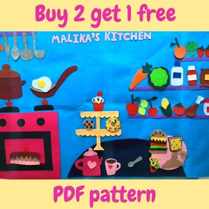 以下が含まれることがあります： オーブン、棚、様々な食べ物があるキッチンを備えた、子供向けのフェルト製プレイセット。セットには、カップケーキ、ティーポット、カップ、ハンバーガー、ケーキ、フライパン、卵、鍋などが含まれています。画像の上部には「Buy 2 get 1 free」と「MALIKA'S KITCHEN」のテキストが表示されています。画像の下部には「Instant download PDF pattern」のテキストが表示されています。