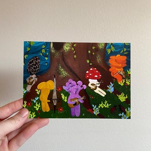 Peut inclure: Une peinture fantaisiste représente des champignons anthropomorphes jouant des instruments de musique dans un cadre forestier. Les champignons, de différentes couleurs, sont disposés autour d'un arbre, avec un violoncelle, des guitares et d'autres instruments. L'œuvre est sur fond de feuillage vert et de ciel bleu.