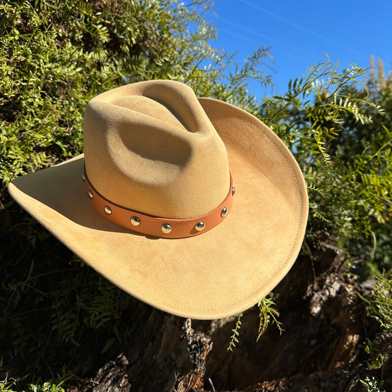 Vegan Suede Cattleman Cowboy Hat. Belt Buckle With Vegan Leather. Wide