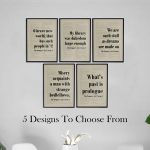 Può includere: Cinque stampe artistiche incorniciate con citazioni da "La Tempesta" di Shakespeare in testo nero su sfondo beige. Le cornici sono nere. Il testo "5 Designs To Choose From" è sotto.