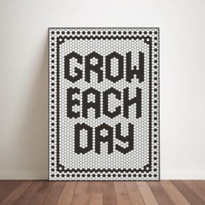 Poster a mosaico esagonale con "GROW EACH" per una mentalità positiva. Arte murale con mantra per la motivazione quotidiana. Decorazione per la casa che crea abitudini o regalo motivazionale.