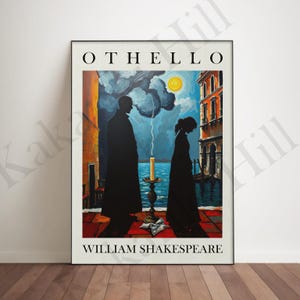 Puede incluir: Un póster vertical titulado OTHELLO de WILLIAM SHAKESPEARE que muestra dos siluetas oscuras de pie en un balcón frente a un mar azul. Una vela encendida se sitúa entre ambas bajo un cielo nublado con un sol amarillo brillante.
