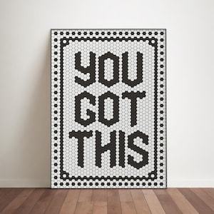 HAI TROVATO QUESTO Poster Motivazionale a Mosaico Esagonale. Arte murale tipografica incoraggiante. Design d'arredo positivo per l'ufficio o regalo ispiratore.