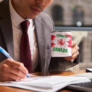 Tasse en forme de feuille d'érable du Canada - Motif drapeau du Canada, coudes en l'air - Tasse à café patriotique - Cadeau de fierté canadienne - Déclaration canadienne audacieuse - Pour maman ou papa
