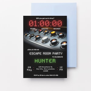 Pode incluir: Um convite preto e verde para uma festa de escape room para celebrar Hunter. O convite apresenta um cronômetro digital com números vermelhos contando regressivamente a partir de 01:00:00 e um painel de botões. O texto "Will you get out in time?" está no topo do convite. A data da festa é 20 de maio às 12h.