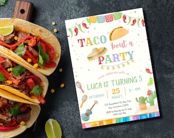 Puede incluir: Una invitación colorida para una "Taco Bout a Party" celebrando el quinto cumpleaños de Luca. La invitación presenta un taco de dibujos animados, un sombrero, maracas, una guitarra y cactus. El texto incluye la fecha, la hora y la información de RSVP.