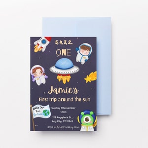 Könnte beinhalten: Eine blaue und violette Einladung zu einer Weltraum-Motto-Geburtstagsparty zum ersten Geburtstag mit einer Rakete, einem Raumschiff und einem Stern. Die Einladung lautet "5, 4, 3, 2... ONE Jamie's First trip around the sun" und enthält Datum, Uhrzeit und Ort der Party.