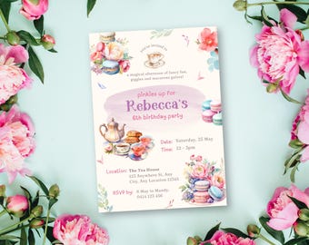 Könnte beinhalten: Eine Einladung zum Geburtstag mit Aquarellillustrationen von Makronen, Teetassen und Blumen. Die Einladung ist für Rebeccas 6. Geburtstag, mit Datum und Uhrzeit. Rosa Pfingstrosen und Grün umrahmen die Einladung auf hellblauem Hintergrund.