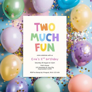 Peut inclure: Une invitation d'anniversaire avec le texte "TWO MUCH FUN" en lettres colorées, entourée de ballons et de confettis. L'invitation comprend les détails de la fête du 2e anniversaire d'Evie.