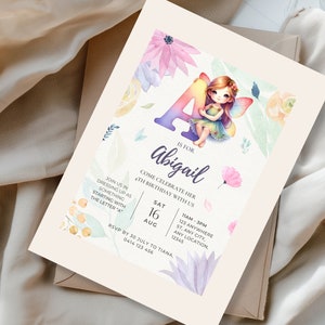 Könnte beinhalten: Eine Aquarell-Einladung mit einer Fee, die auf einem großen Buchstaben A sitzt. Die Einladung ist für Abigails 4. Geburtstag. Die Einladung ist mit Blumen und Blättern verziert. Der Text auf der Einladung lautet: "Machen Sie mit beim Verkleiden als etwas, das mit dem Buchstaben "A" beginnt Sa 16 Aug 11:00 - 15:00 123 Anywhere St, Any City, Any Location, 12345 RSVP bis zum 30. Juli an Tiana, 0414 123 456"