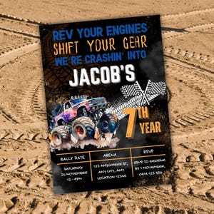Puede incluir: Una invitación negra con temática de monster truck. El texto dice "Rev Your Engines, Shift Your Gear, We're Crashin' Into Jacob's 7th Year." Incluye fecha del rally, arena y detalles de RSVP. El fondo es arenoso.