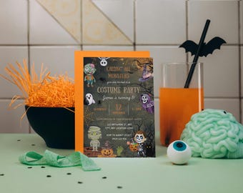 Puede incluir: Una invitación a una fiesta de Halloween con un borde naranja. La invitación presenta un fondo de pizarra negra con un tema espeluznante. El texto dice "Calling all Monsters, you are invited to a Costume Party, James is turning 8!" La invitación también incluye una fecha y hora para la fiesta.