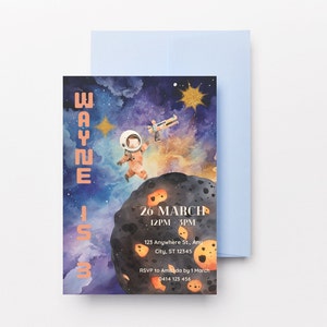 Könnte beinhalten: Eine Einladung zu einer Weltraum-Geburtstagsparty mit einem Cartoon-Astronauten, der im Weltraum schwebt. Die Einladung ist für Waynes 15. Geburtstagsparty am 26. März von 12 bis 15 Uhr. Die Einladung enthält die Adresse, RSVP-Informationen und eine Telefonnummer.