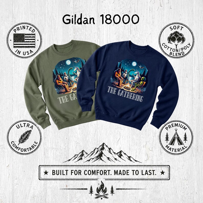 K&ouml;nnte beinhalten: Zwei Gildan 18000 Rundhals-Sweatshirts in Olivgr&uuml;n und Marineblau. Beide zeigen eine Grafik von Bigfoot, einem Alien und einem Einhorn, die unter einem Sternenhimmel um ein Lagerfeuer sitzen, mit dem Schriftzug THE GATHERING unter dem Motiv.