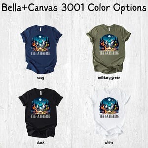 K&ouml;nnte beinhalten: Vier Bella+Canvas 3001 T-Shirts in Marineblau, Milit&auml;rgr&uuml;n, Schwarz und Wei&szlig;. Jedes T-Shirt zeigt eine Grafik von Bigfoot, einem Geist, einem Einhorn und einem Alien, die um ein Lagerfeuer unter einem Vollmond sitzen, mit dem Text The Gathering.