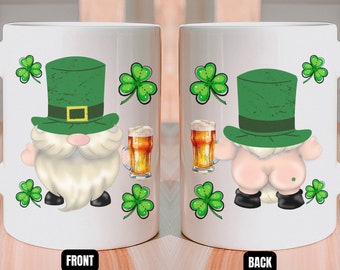 Mug Naughty Gnome de la Saint-Patrick, recto verso avec tatouage de trèfle sur les fesses