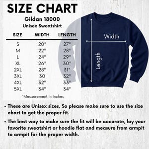 K&ouml;nnte beinhalten: Ein marineblaues Gildan 18000 Unisex-Sweatshirt neben einer Gr&ouml;&szlig;entabelle. Die Tabelle listet die Gr&ouml;&szlig;en S bis 5XL mit den entsprechenden Breiten- und L&auml;ngenma&szlig;en in Zoll auf, von 20 bis 34 Zoll f&uuml;r die Breite und 27 bis 34 Zoll f&uuml;r die L&auml;nge.