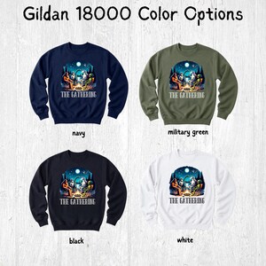 K&ouml;nnte beinhalten: Vier Gildan 18000 Rundhals-Sweatshirts in Marineblau, Milit&auml;rgr&uuml;n, Schwarz und Wei&szlig;. Jedes zeigt eine Grafik von Bigfoot, einem Alien und einem Einhorn, die um ein Lagerfeuer unter einem Nachthimmel sitzen, mit dem Text THE GATHERING darunter.