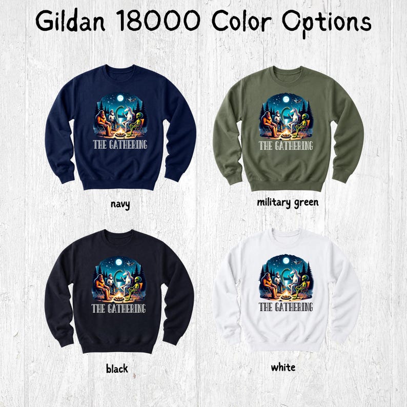 K&ouml;nnte beinhalten: Vier Gildan 18000 Rundhals-Sweatshirts in Marineblau, Milit&auml;rgr&uuml;n, Schwarz und Wei&szlig;. Jedes zeigt eine Grafik von Bigfoot, einem Alien und einem Einhorn, die um ein Lagerfeuer unter einem Nachthimmel sitzen, mit dem Text THE GATHERING darunter.