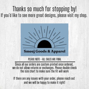 K&ouml;nnte beinhalten: Eine rechteckige Grafik auf wei&szlig;em Holzgrund mit einem blauen Sonnenstrahlen-Symbol &uuml;ber dem schwarzen Text Smeej Goods & Apparel. Unter der Grafik steht in schwarzem Text: Thanks so much for stopping by! PLEASE NOTE - ALL SALES ARE FINAL.