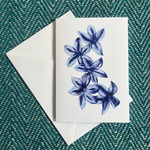 Cartão de felicitações de flores roxas – Ilustração floral em branco, arte botânica elegante, papelaria natural feita à mão, perfeita para aniversários e presentes