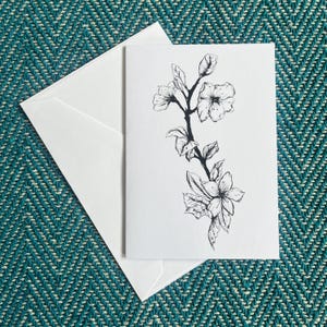 Handgetekende wenskaart met penbloemen – blanco bloemenillustratie, gedetailleerde botanische kunst, handgemaakte natuur, uniek cadeau voor bloemenliefhebbers