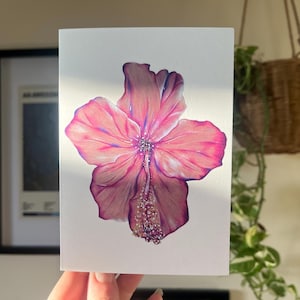 ピンクの気まぐれな花のグリーティングカード - 遊び心のあるボタニカルアート、花好きの方へのギフトに最適です。手描きのアートワーク