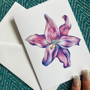Tarjeta de felicitación con flores rosas, diseño dibujado a mano.