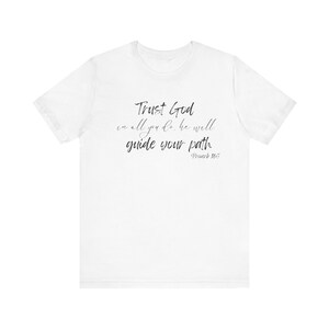Może przedstawiać: Biała koszulka z napisem "Trust God in all you do. He will guide your path. Proverbs 16:3"