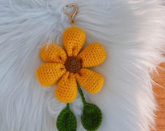 Brelok do kluczy z szydełkowym słonecznikiem, ręcznie robiony wisiorek do torebki z motywem kwiatowym, żółte płatki amigurumi, zapięcie w postaci zielonych liści