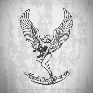 Op de afbeelding: Zwart-wit illustratie van een gevleugelde figuur met een geweer, met de tekst "Made In Heaven" in een gestileerd schrift. De figuur heeft hoorns en draagt een badpak. De achtergrond is een grijze textuur.