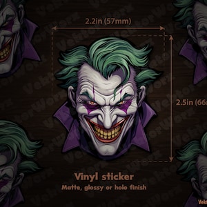 Pode incluir: Um adesivo de vinil com um close-up do rosto do Joker com um sorriso ameaçador. O adesivo mede 5,7 cm de largura e 6,6 cm de altura. Está disponível em acabamentos fosco, brilhante ou holográfico.