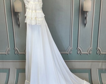 Dainty 1970’s Vintage Wedding Dress