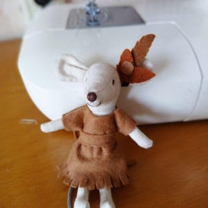 Conjunto de ropa de ratón Maileg, atuendo de fieltro de inspiración nativa para hermana pequeña y hermana mayor, vestido de otoño en miniatura de ratón con diadema de plumas.