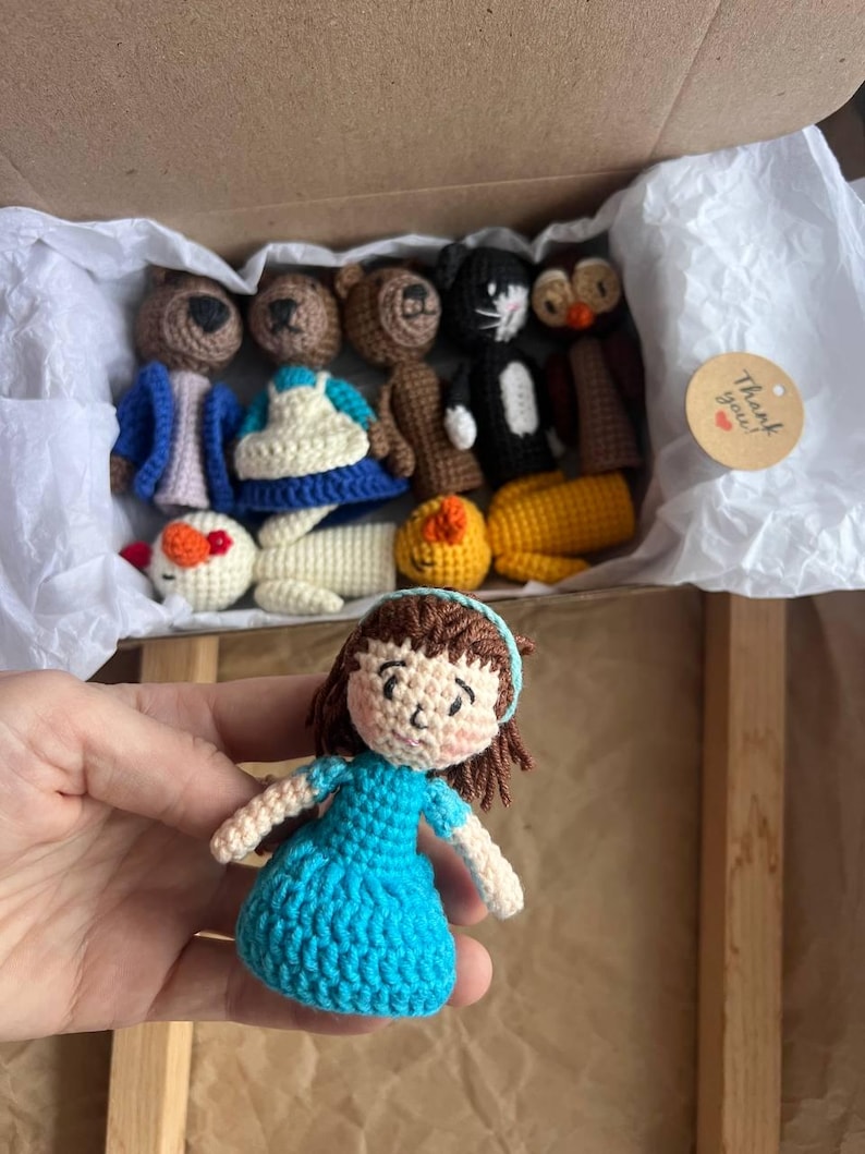 Bambole Little Bears Friend – Set di marionette da dito – Personaggi di storie all'uncinetto fatti a mano, personaggi di libri di fiabe, giocattoli Waldorf, giocattoli Montessori immagine 3
