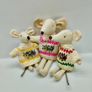 Maileg mouse clothes Sweater with Embroidered Hedgehogs – Knitted Clothes for Maileg Mice Little Sister, Little Brother, Big Sister/Brother