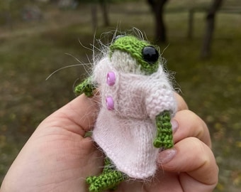 Knitted Frog Amigurumi Toy – Cute Handmade Frog Plushie in Sweater – Crochet Animal Gift for Frog Lovers