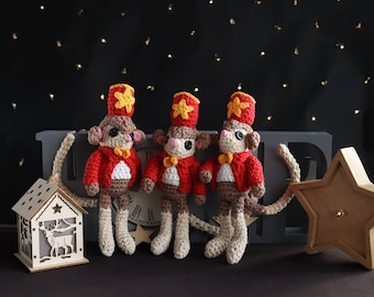 Ratón de circo vintage de peluche de ganchillo, amigurumi de teatro en miniatura, juguete de tela espeluznante y adorable, ratón de peluche caprichoso con chaqueta roja.