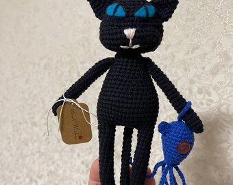 猫のぬいぐるみ – 手編みの黒猫のおもちゃ + ミニイカのギフト