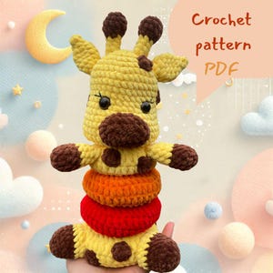 Op de afbeelding: Haakpatroon PDF voor een geel en bruin giraffen amigurumi speelgoed met gestapelde kleurrijke ringen. De giraffe heeft een bruine neus en zwarte ogen.