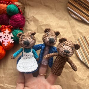Bambole Little Bears Friend – Set di marionette da dito – Personaggi di storie all'uncinetto fatti a mano, personaggi di libri di fiabe, giocattoli Waldorf, giocattoli Montessori immagine 6