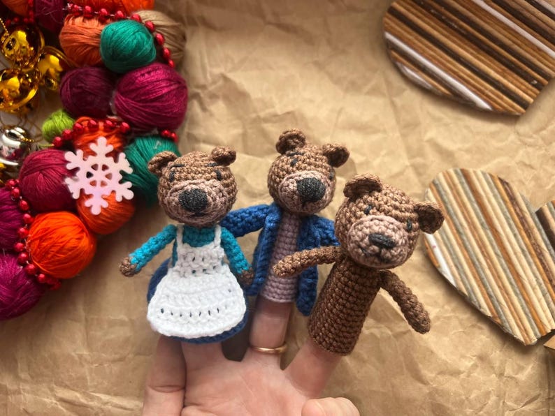 Bambole Little Bears Friend – Set di marionette da dito – Personaggi di storie all'uncinetto fatti a mano, personaggi di libri di fiabe, giocattoli Waldorf, giocattoli Montessori immagine 6