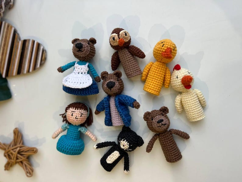 Bambole Little Bears Friend – Set di marionette da dito – Personaggi di storie all'uncinetto fatti a mano, personaggi di libri di fiabe, giocattoli Waldorf, giocattoli Montessori immagine 9